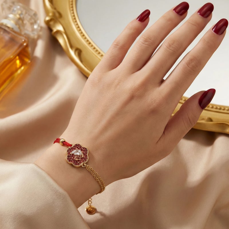 انسيال ذهبي رقيق من الستانلس ستيل المقاوم للصدأ، يجمع بين السلسلة الذهبي والخيط الأحمر، يتوسطه زهرة مرصعة بالزركون الأحمر والشفاف. وقفل قابل للتعديل. - Image 3